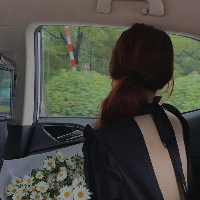 当红男星机场牵手女助理，公司火速否认，短时间内持续发酵